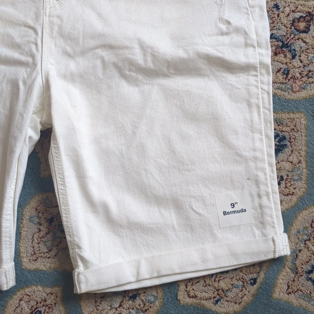 Women's Old Navy High Rise Bermuda Shorts NWT - Picture 4 of 7